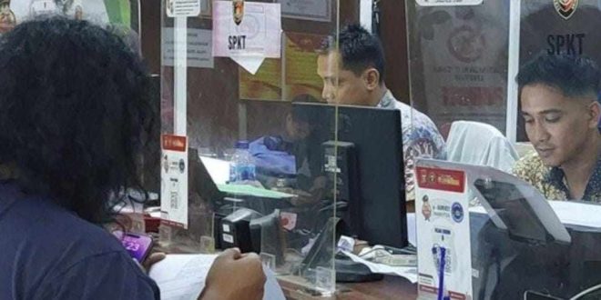 Bayu melapor ke polisi klarena tertipu belanja lewat FB, Selasa (21/5/2024). Foto: Sumselheadline/Ela.