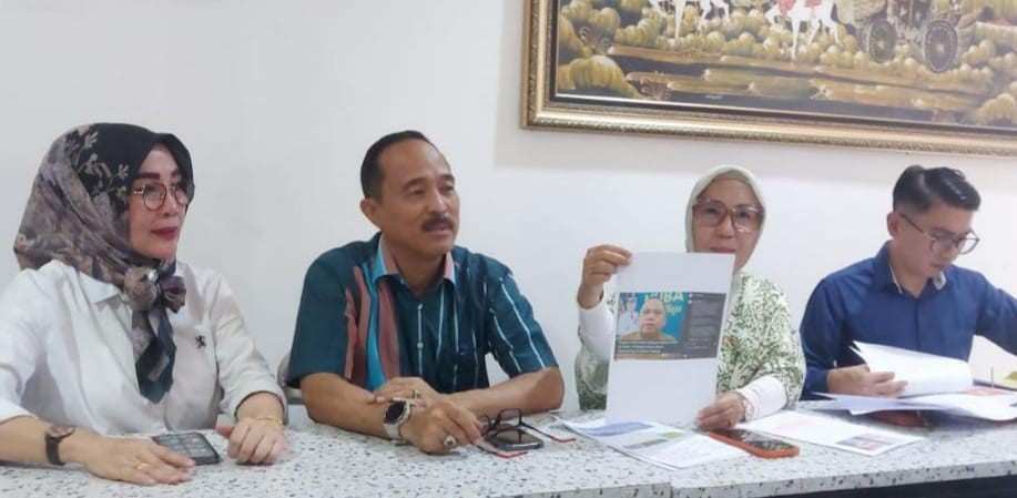 Tim kuasa hukum Irwan Sazili, Kadis Koperasi dan UKM Kabupaten Musi Banyuasin. Tities Rachmawati, SH Cs saat jumpa pers, Rabu (22/5/2024). Foto: Sumselheadline/Ela.