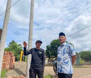 Sekda Muba, Apriyadi melihat progres pembangunan jaringan listrik di Keluang. Foto: Kominfo Muba.