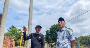 Sekda Muba, Apriyadi melihat progres pembangunan jaringan listrik di Keluang. Foto: Kominfo Muba.