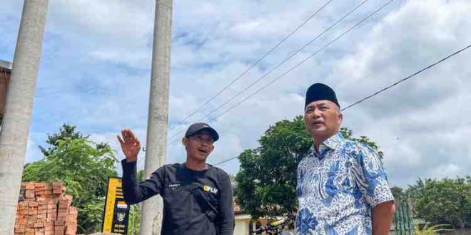 Sekda Muba, Apriyadi melihat progres pembangunan jaringan listrik di Keluang. Foto: Kominfo Muba.