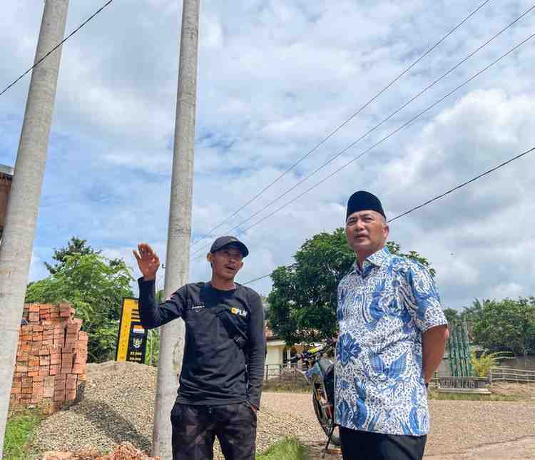 Sekda Muba, Apriyadi melihat progres pembangunan jaringan listrik di Keluang. Foto: Kominfo Muba.