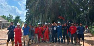 Warga Desa Nusa Serasan Kecamatan Sungai Lilin bersama PT Medco tampak sangat antusias bergotong-royong membersihkan dahan tanam tumbuh di dekat jalur jaringan PLN, Minggu (12/05/2024). Foto: Dok PT Medco.