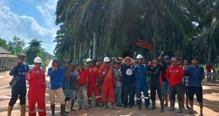 Warga Desa Nusa Serasan Kecamatan Sungai Lilin bersama PT Medco tampak sangat antusias bergotong-royong membersihkan dahan tanam tumbuh di dekat jalur jaringan PLN, Minggu (12/05/2024). Foto: Dok PT Medco.