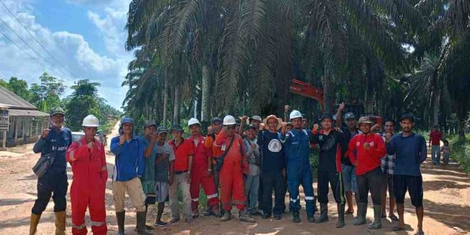 Warga Desa Nusa Serasan Kecamatan Sungai Lilin bersama PT Medco tampak sangat antusias bergotong-royong membersihkan dahan tanam tumbuh di dekat jalur jaringan PLN, Minggu (12/05/2024). Foto: Dok PT Medco.