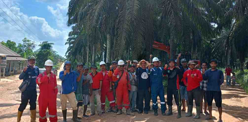 Warga Desa Nusa Serasan Kecamatan Sungai Lilin bersama PT Medco tampak sangat antusias bergotong-royong membersihkan dahan tanam tumbuh di dekat jalur jaringan PLN, Minggu (12/05/2024). Foto: Dok PT Medco.