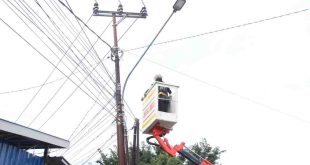 Seorang petugas edang memang lampu jalan di Gandus, Palembang, Senin (27/5/2024). Foto: Sumselheadline/Pitria.