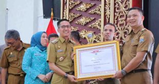 Pj Walikota Palembang, Ratu Dewa memberikan piagam penghargaan pada lurah berpretasi pada Pembinaan Aparatur Kecamatan dan Kelurahan se-Kota Palembang dan Pemberian Penghargaan Pemenang Lomba Kelurahan Tingkat Kota Palembang Tahun 2024 di Rumah Dinas Walikota, Selasa (28/5/2024). Foto: Kominfo Palembang.