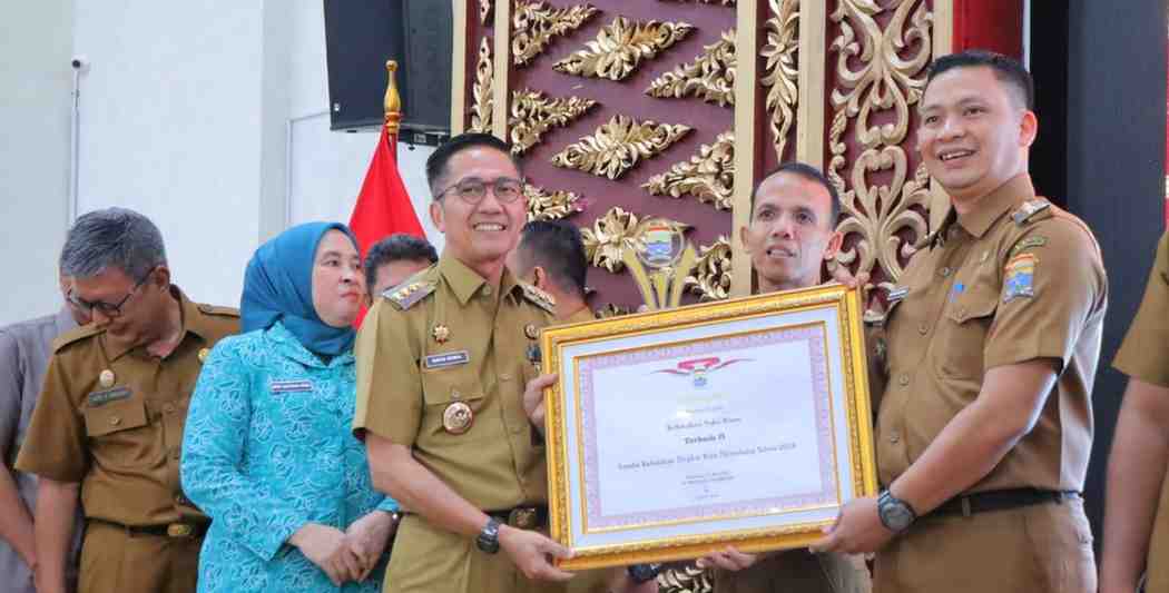 Pj Walikota Palembang, Ratu Dewa memberikan piagam penghargaan pada lurah berpretasi pada Pembinaan Aparatur Kecamatan dan Kelurahan se-Kota Palembang dan Pemberian Penghargaan Pemenang Lomba Kelurahan Tingkat Kota Palembang Tahun 2024 di Rumah Dinas Walikota, Selasa (28/5/2024). Foto: Kominfo Palembang.