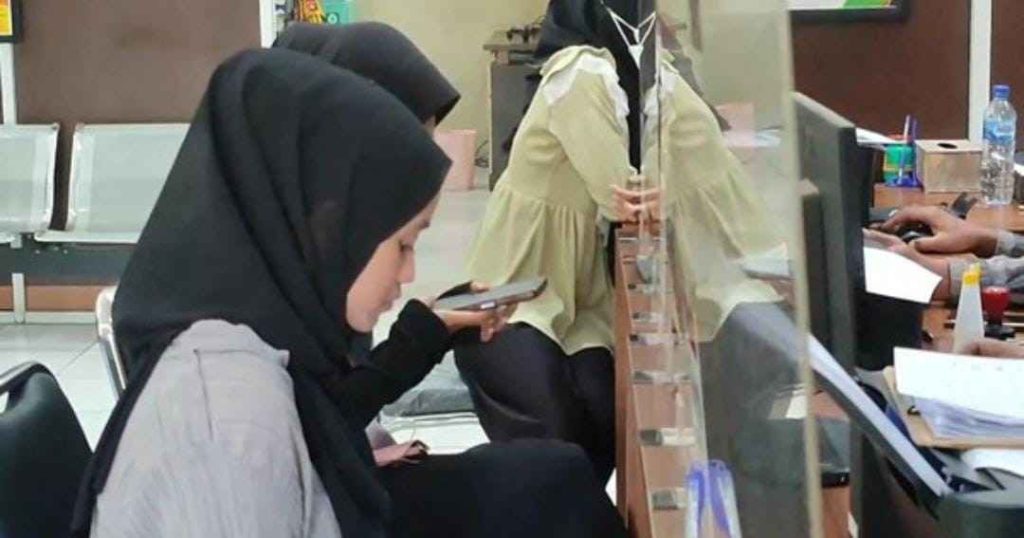 Nisfa Rahmadhini, mahasiswi di Palembang , melapor kepolisi karena tertipu iklan kosan, Minggu (18/5/2024). Foto: Sumselheadline/Ela.