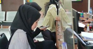 Nisfa Rahmadhini, mahasiswi di Palembang , melapor kepolisi karena tertipu iklan kosan, Minggu (18/5/2024). Foto: Sumselheadline/Ela.