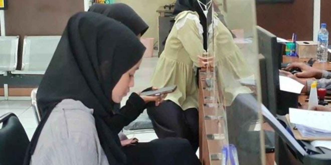 Nisfa Rahmadhini, mahasiswi di Palembang , melapor kepolisi karena tertipu iklan kosan, Minggu (18/5/2024). Foto: Sumselheadline/Ela.