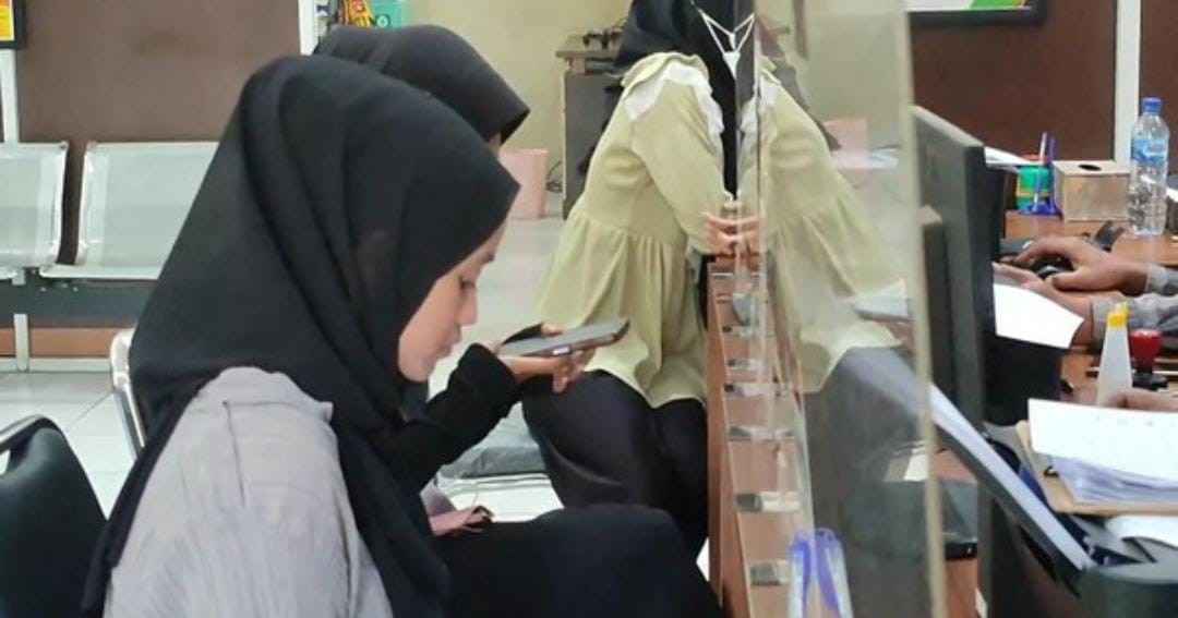 Nisfa Rahmadhini, mahasiswi di Palembang , melapor kepolisi karena tertipu iklan kosan, Minggu (18/5/2024). Foto: Sumselheadline/Ela.