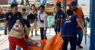 Petugas mengevakuasi mayat yang mengapung di kawasan Pulau Kemaro, Palembang, Rabu (29/5/2024). Foto: Sumselheadline/Ela.