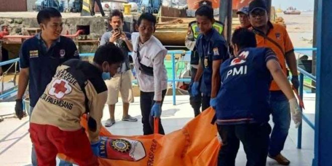 Petugas mengevakuasi mayat yang mengapung di kawasan Pulau Kemaro, Palembang, Rabu (29/5/2024). Foto: Sumselheadline/Ela.
