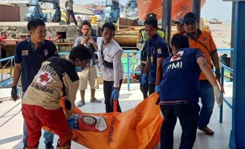 Petugas mengevakuasi mayat yang mengapung di kawasan Pulau Kemaro, Palembang, Rabu (29/5/2024). Foto: Sumselheadline/Ela.