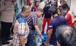 Petugas mengevakuasi jasad Lilik Soetrisno, yang ditemukan tewas tergantung, Kamis (2/5/2024). Foto: Sumselheadline/Ela.