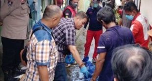 Petugas mengevakuasi jasad Lilik Soetrisno, yang ditemukan tewas tergantung, Kamis (2/5/2024). Foto: Sumselheadline/Ela.