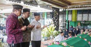 Sekada Muba, Apriyadi melayat ke rumah duka atas meningalnya Ketua Forum Pondok Pesantren (FORPESS) Kabupaten Muba KH Nur Muhammad Hidayat atau yang akrab disapa kiayi, Selasa (14/5/2024). Foto: Kominfo Muba.