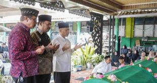 Sekada Muba, Apriyadi melayat ke rumah duka atas meningalnya Ketua Forum Pondok Pesantren (FORPESS) Kabupaten Muba KH Nur Muhammad Hidayat atau yang akrab disapa kiayi, Selasa (14/5/2024). Foto: Kominfo Muba.