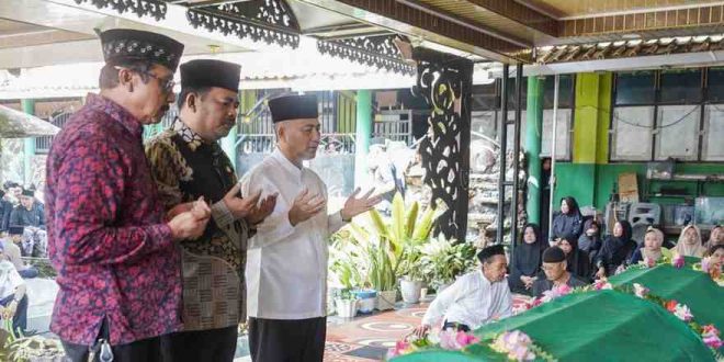 Sekada Muba, Apriyadi melayat ke rumah duka atas meningalnya Ketua Forum Pondok Pesantren (FORPESS) Kabupaten Muba KH Nur Muhammad Hidayat atau yang akrab disapa kiayi, Selasa (14/5/2024). Foto: Kominfo Muba.