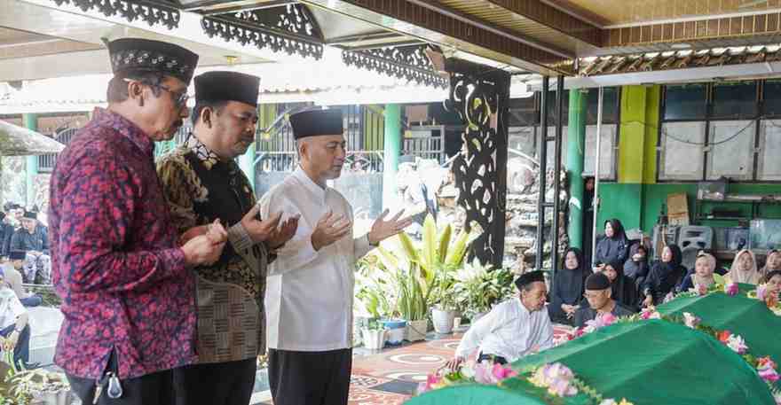 Sekada Muba, Apriyadi melayat ke rumah duka atas meningalnya Ketua Forum Pondok Pesantren (FORPESS) Kabupaten Muba KH Nur Muhammad Hidayat atau yang akrab disapa kiayi, Selasa (14/5/2024). Foto: Kominfo Muba.