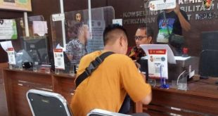 Teguh (39), driver ojek online, melapor ke Polrestabes Palembang kehilangan speda motor, Minggu (26/5/2024). Foto: Sumselheadline/Ela.