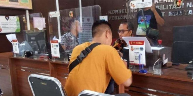 Teguh (39), driver ojek online, melapor ke Polrestabes Palembang kehilangan speda motor, Minggu (26/5/2024). Foto: Sumselheadline/Ela.