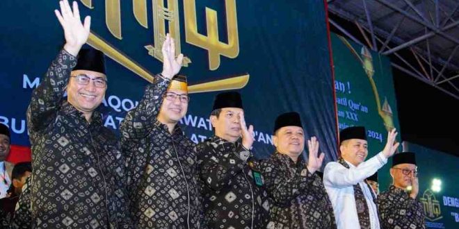Pj Gubernur Sumsel Agus Fatoni, Pj Bupati Muba Sandi Fahlepi, dan Pj Sekda Muba, Apriyadi saat pembukaan MTQ Sumsel di Kota Sekayu, Jumat (3/5/2024) malam. Foto: Kominfo Muba.