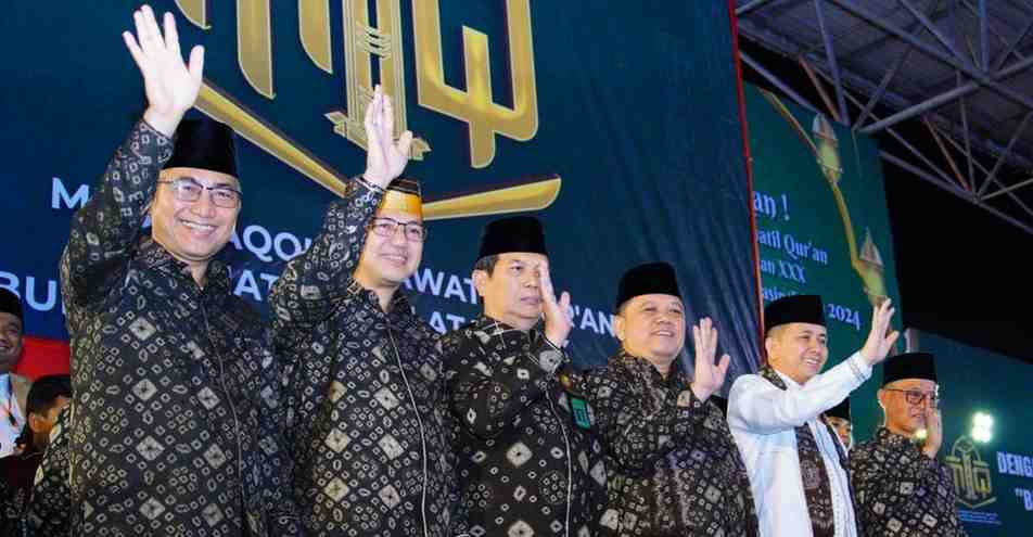 Pj Gubernur Sumsel Agus Fatoni, Pj Bupati Muba Sandi Fahlepi, dan Pj Sekda Muba, Apriyadi saat pembukaan MTQ Sumsel di Kota Sekayu, Jumat (3/5/2024) malam. Foto: Kominfo Muba.