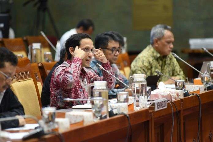 Mendikbud Riset, Nadiem Makariem saat rapat dengan DPR RI tahun lalu. Foto: monitor.co.id.