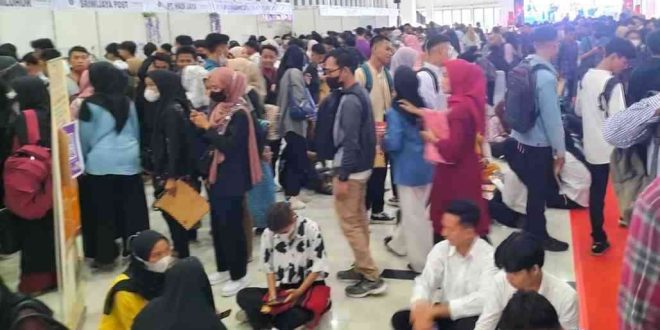Para pencari kerja di acara jobfair beberapa waktu lalu di PTC Mall. Foto: Dok Sumselheadline.