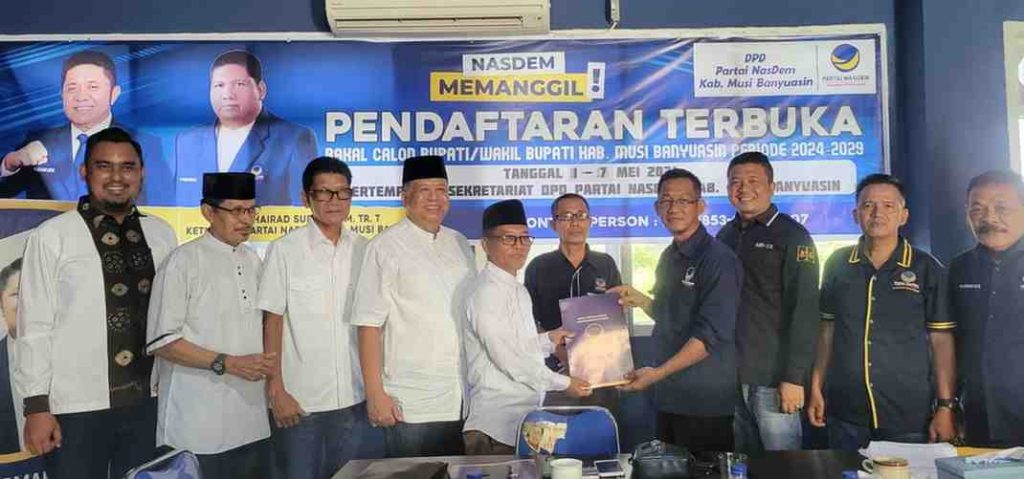 Feri Yusmadi mewakili Apriyadi, mengambil formulir bakal Cabup Muba di NasDem Muba, Jumat (3/5/2024). Foto: Sumselheadline/Rya.