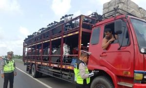 Petugas yang menindak truk bermuatan berat yang bandel melintas dalam kota saat jam sibuk. Foto: Dok Sumselheadline.