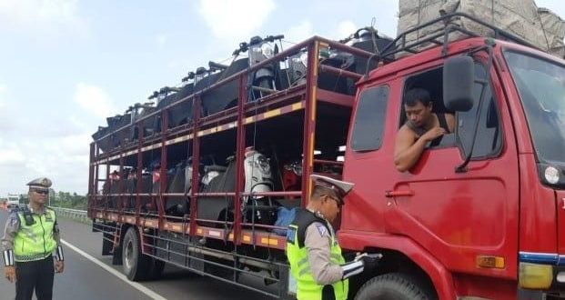 Petugas yang menindak truk bermuatan berat yang bandel melintas dalam kota saat jam sibuk. Foto: Dok Sumselheadline.