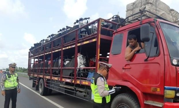Petugas yang menindak truk bermuatan berat yang bandel melintas dalam kota saat jam sibuk. Foto: Dok Sumselheadline.