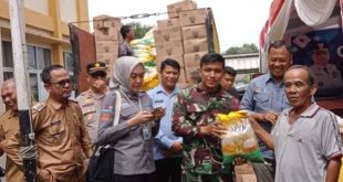 Kabid Bapokting Disperindag Muba, Darmadi. didampingi Camat Sanga Desa membuka operasi pasar di Sanga Desa, Muba. Foto: Dok Disperindag Muba.