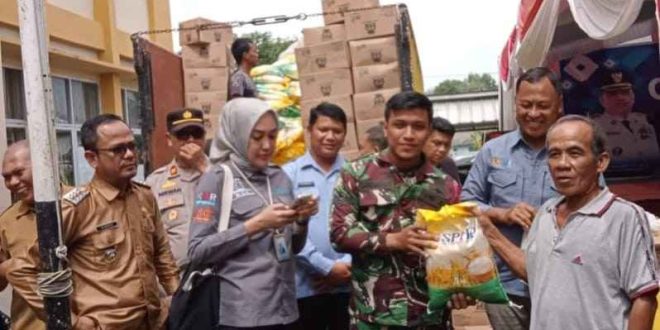 Kabid Bapokting Disperindag Muba, Darmadi. didampingi Camat Sanga Desa membuka operasi pasar di Sanga Desa, Muba. Foto: Dok Disperindag Muba.