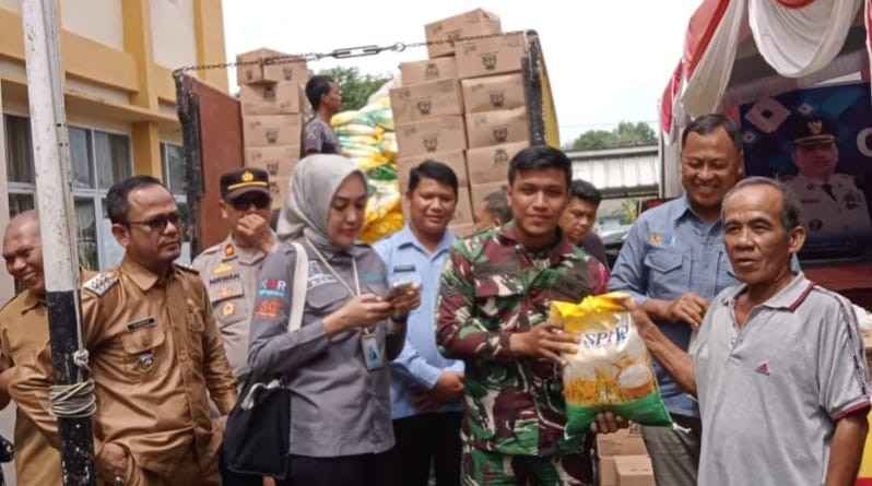 Kabid Bapokting Disperindag Muba, Darmadi. didampingi Camat Sanga Desa membuka operasi pasar di Sanga Desa, Muba. Foto: Dok Disperindag Muba.