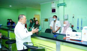 Pj Bupati Muba, Sandi Fahlepi meninjau pelayanan di RSUD Sekayu, Rabu (8/5/2024). Foto: KOminfo Muba.