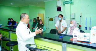 Pj Bupati Muba, Sandi Fahlepi meninjau pelayanan di RSUD Sekayu, Rabu (8/5/2024). Foto: KOminfo Muba.