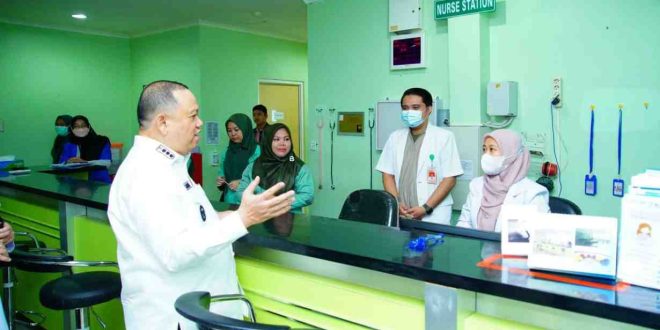 Pj Bupati Muba, Sandi Fahlepi meninjau pelayanan di RSUD Sekayu, Rabu (8/5/2024). Foto: KOminfo Muba.