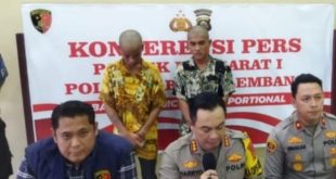 Kapolrestabes Palembang, Kombes Pol Harryo Sugihhartono didampingi Kasat Reskrim Polrestabes Palembang AKBP Haris Dinzah dan Kapolsek Ilir Barat I Kompol Ginanjar Aliya Sukmana press confrence penangkapan pemalak, Selasa (7/5/2024). Foto: Sumselheadline/Ela.
