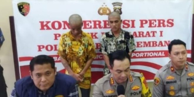 Kapolrestabes Palembang, Kombes Pol Harryo Sugihhartono didampingi Kasat Reskrim Polrestabes Palembang AKBP Haris Dinzah dan Kapolsek Ilir Barat I Kompol Ginanjar Aliya Sukmana press confrence penangkapan pemalak, Selasa (7/5/2024). Foto: Sumselheadline/Ela.