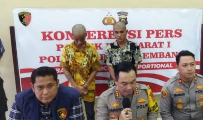 Kapolrestabes Palembang, Kombes Pol Harryo Sugihhartono didampingi Kasat Reskrim Polrestabes Palembang AKBP Haris Dinzah dan Kapolsek Ilir Barat I Kompol Ginanjar Aliya Sukmana press confrence penangkapan pemalak, Selasa (7/5/2024). Foto: Sumselheadline/Ela.
