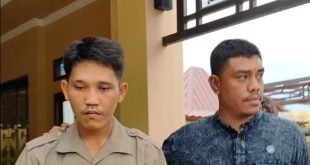 Rian (baju coklat) ditangkap setelah buron kasus pembunuhan, Sabtu (4/5/2024). Foto: Sumselheadline/Ela.