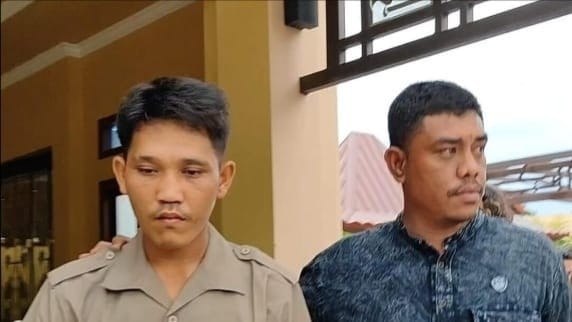 Rian (baju coklat) ditangkap setelah buron kasus pembunuhan, Sabtu (4/5/2024). Foto: Sumselheadline/Ela.
