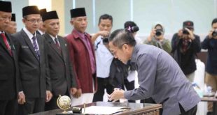 Pj Walikota Palembang, Ratu Dewa menandatangani SK pelantikan Dewan Pendidikan di UNiversitas PGRI Palembang, Kamis (16/5/2024). Foto: Kominfo Palembang.