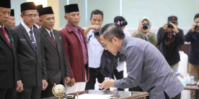 Pj Walikota Palembang, Ratu Dewa menandatangani SK pelantikan Dewan Pendidikan di UNiversitas PGRI Palembang, Kamis (16/5/2024). Foto: Kominfo Palembang.