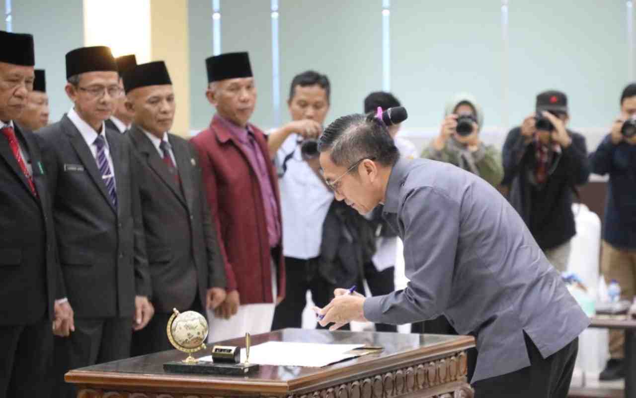 Pj Walikota Palembang, Ratu Dewa menandatangani SK pelantikan Dewan Pendidikan di UNiversitas PGRI Palembang, Kamis (16/5/2024). Foto: Kominfo Palembang.